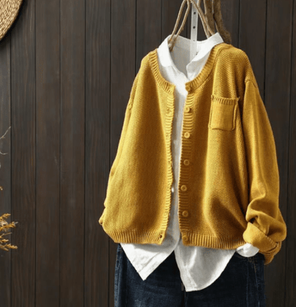 Elegant women's cardigan with buttons
