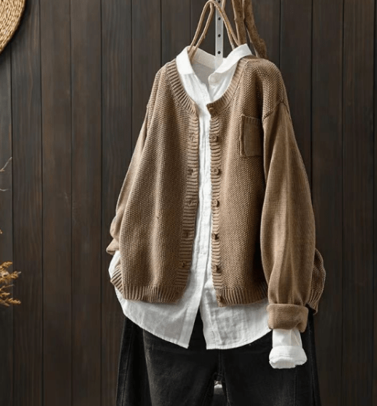Elegant women's cardigan with buttons