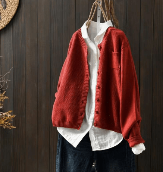 Elegant women's cardigan with buttons