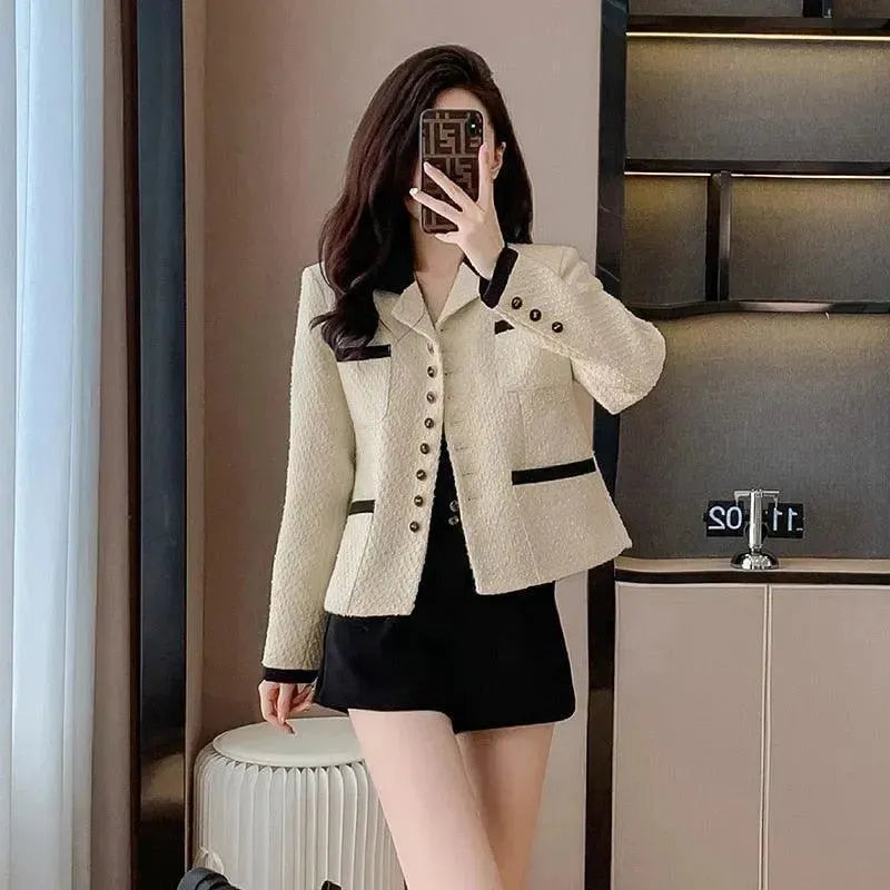 Stylish women's tweed jacket with double flap pockets