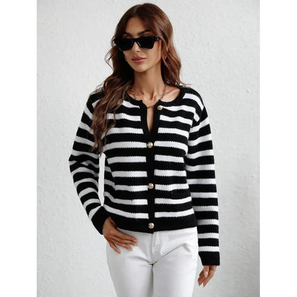 Cozy knitted cardigan with buttons and side pockets
