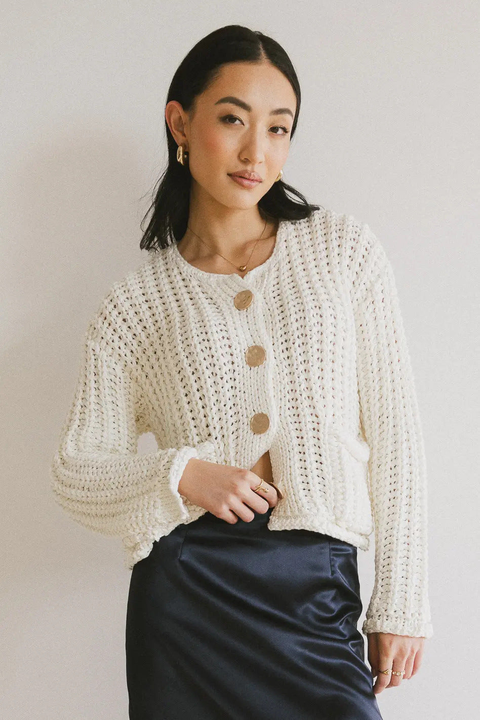 Stilvolle Damenstrickjacke mit Knöpfen und Taschen