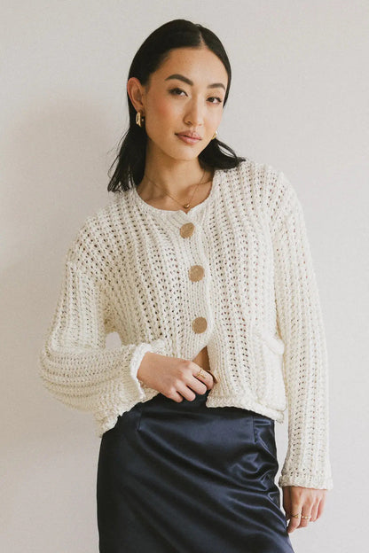 Stilvolle Damenstrickjacke mit Knöpfen und Taschen