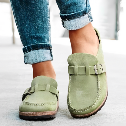 Comfortable slippers with buckle closure