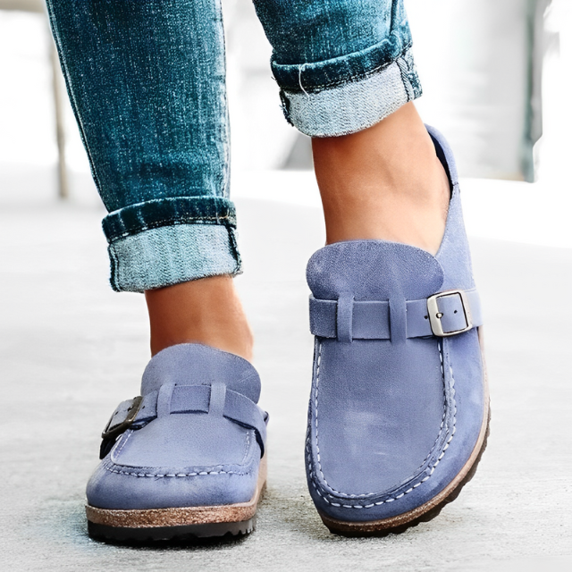 Comfortable slippers with buckle closure