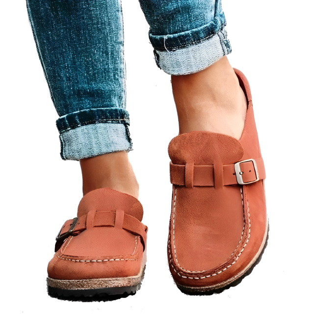 Comfortable slippers with buckle closure