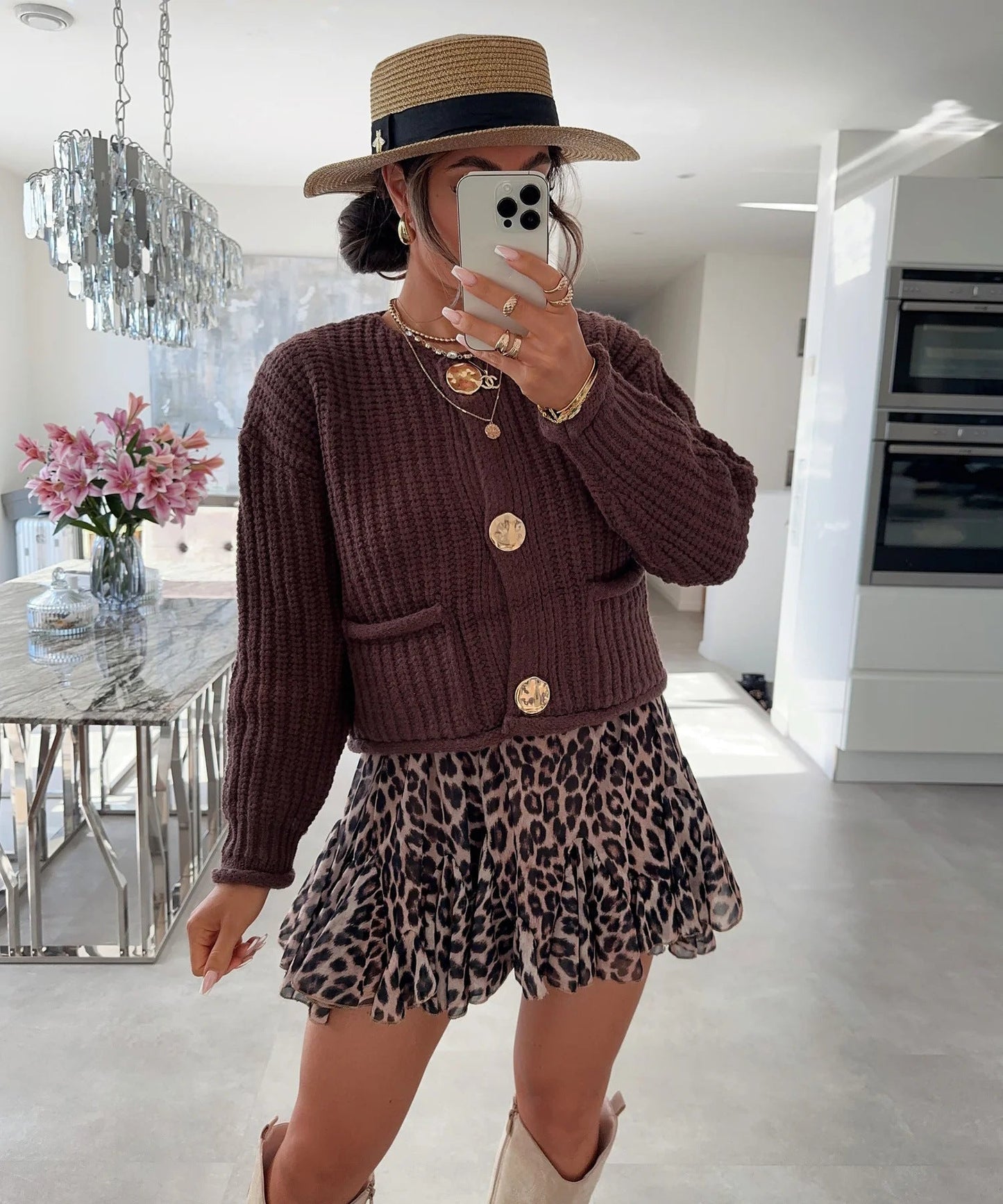 Stilvolle Damenstrickjacke mit Knöpfen und Taschen