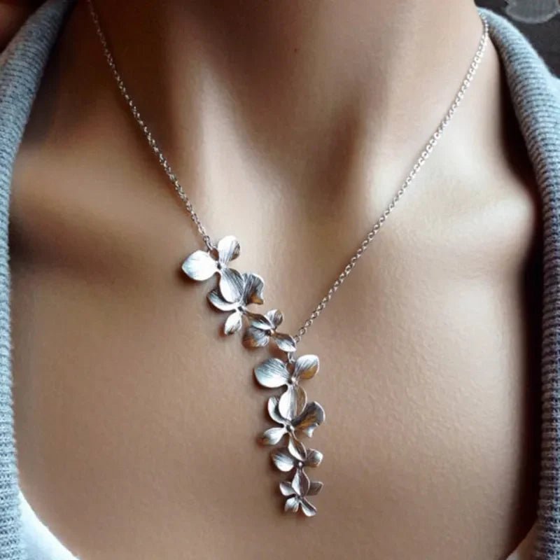 Elegantes Blumen-Collier in Silber - IdealeKleiden