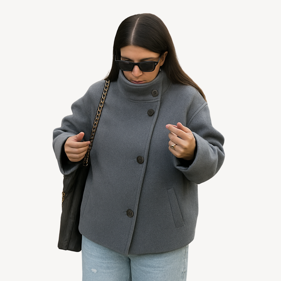 Stylish women's coat with buttons