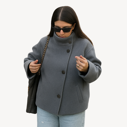 Stylish women's coat with buttons