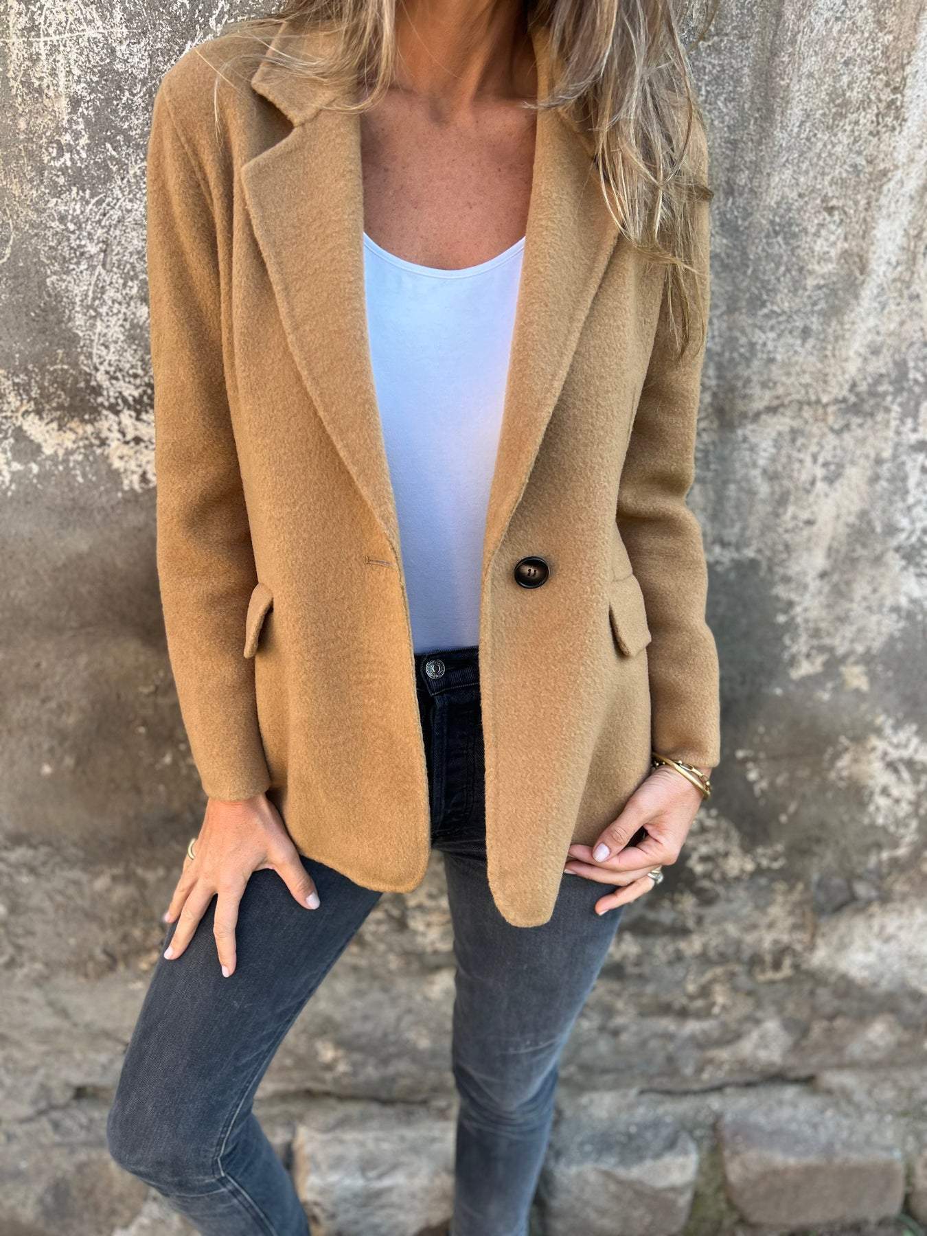 Elegant women's jacket with structured print