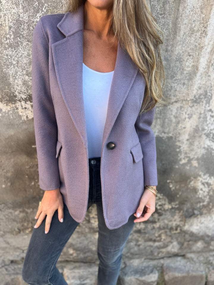 Elegant women's jacket with structured print