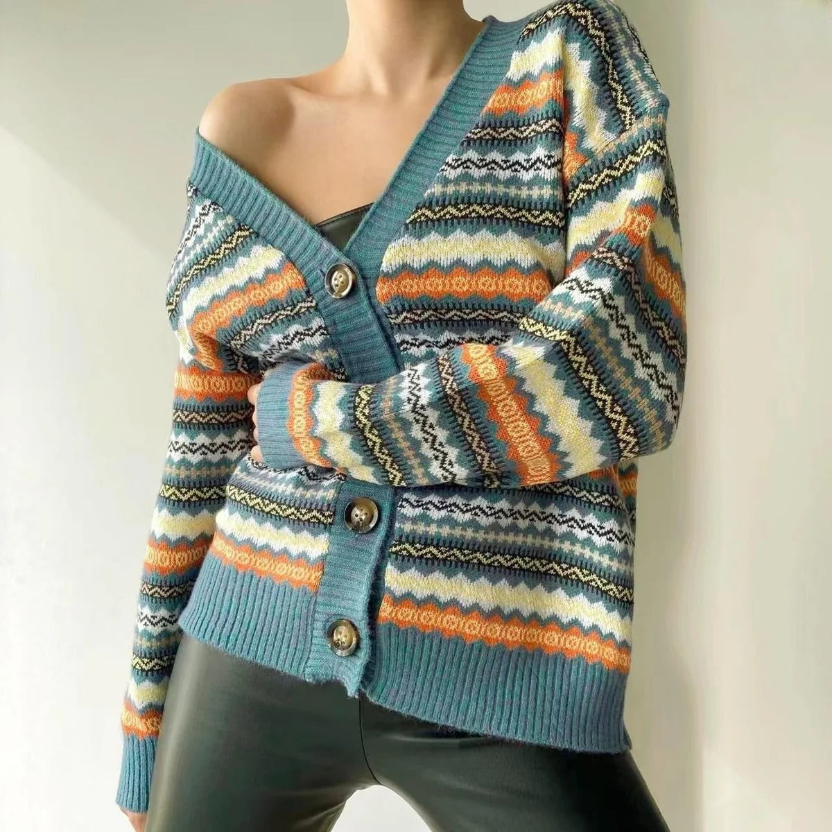 Patterned V-neck cardigan with a relaxed fit