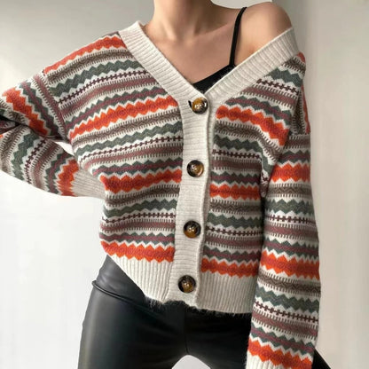 Patterned V-neck cardigan with a relaxed fit