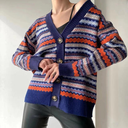 Gemusterte Strickjacke mit V-Ausschnitt und lockerer Passform - IdealeKleiden