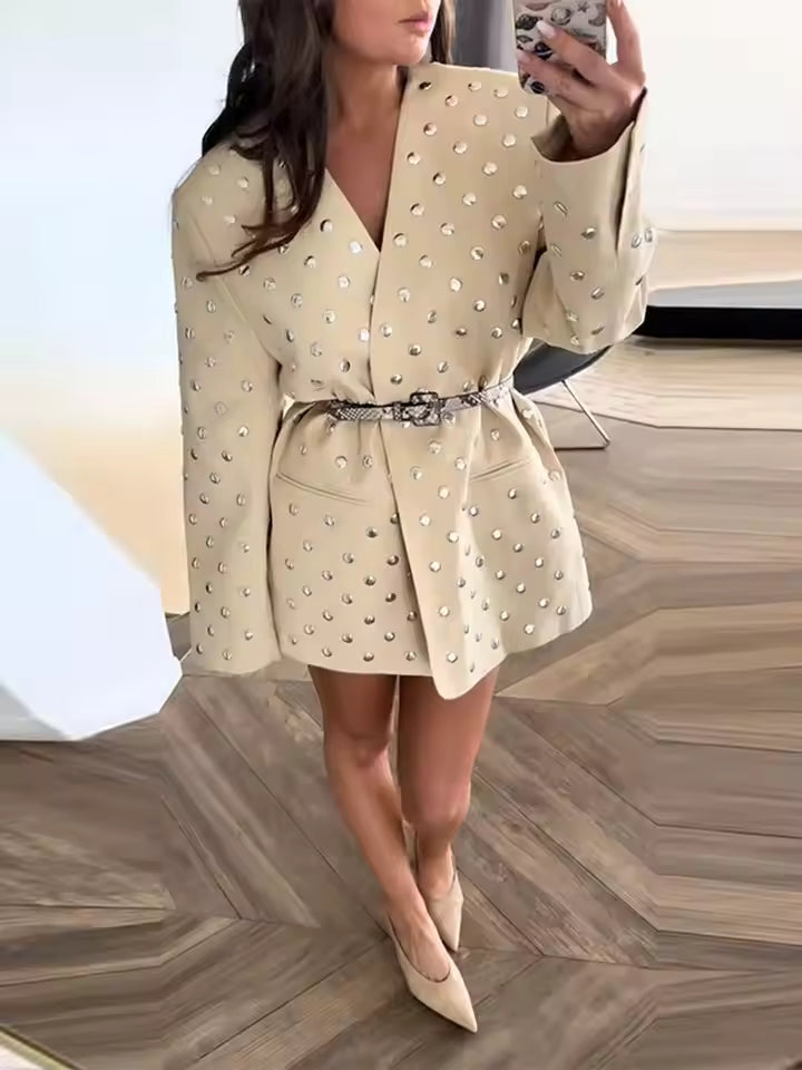 Lässige Lederjacke Mit Nieten und Gürtel - IdealeKleiden