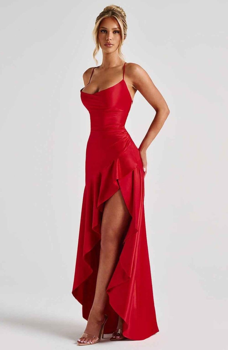 Maxi dress with ruffles and a feminine style