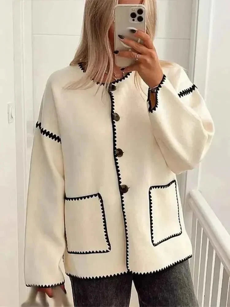 Damen Strickjacke Modern mit Knöpfen und Kontrastnähten - IdealeKleiden