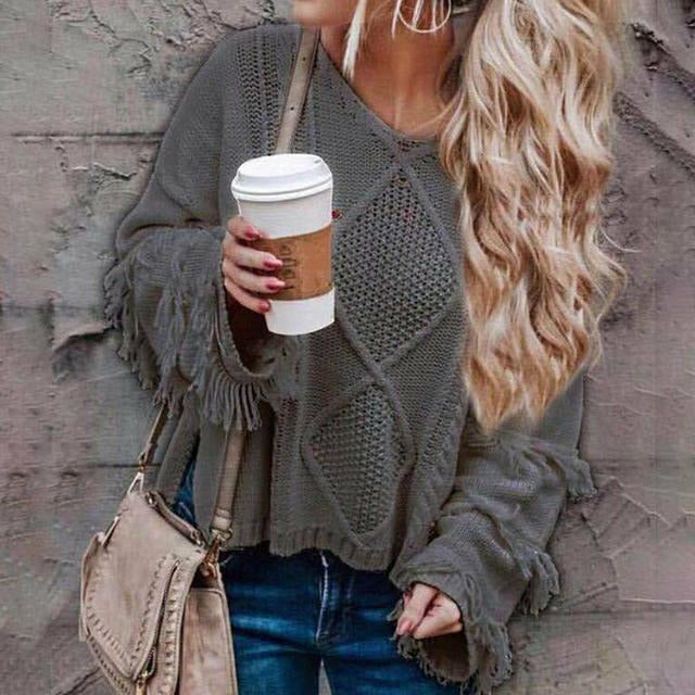 Loose-fitting women's sweaters with fringes