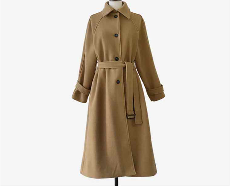 Elegant wool coat belt cut
