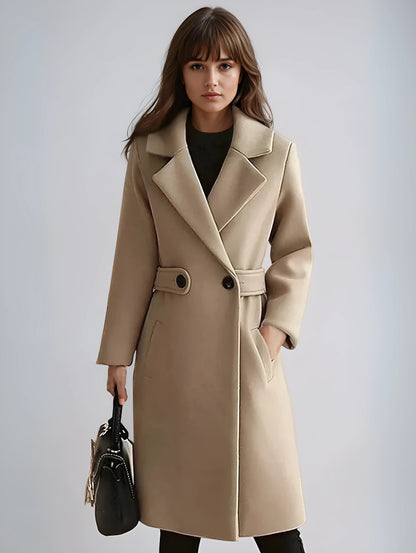 Elegant women's coat with belt and one-button closure