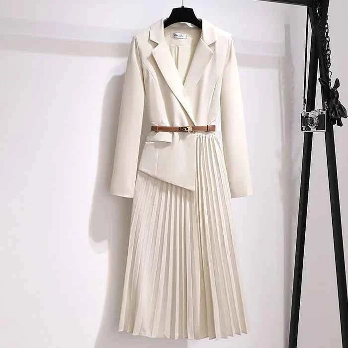 Figure-hugging women's dress with pleated effect