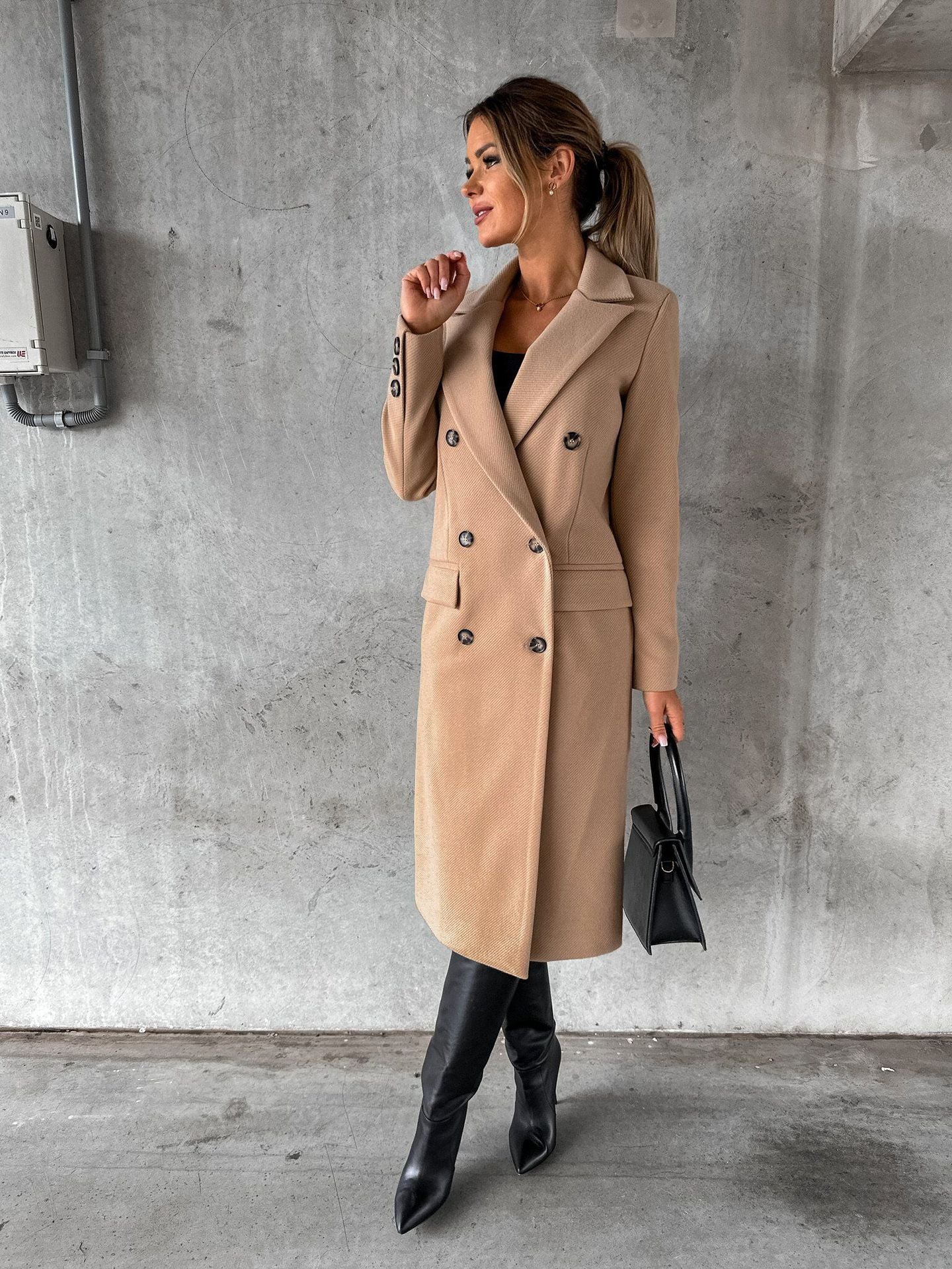 Elegant Women's Long Tailored Wool Coat